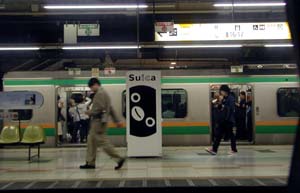 上野駅で帰宅を急ぐ人々